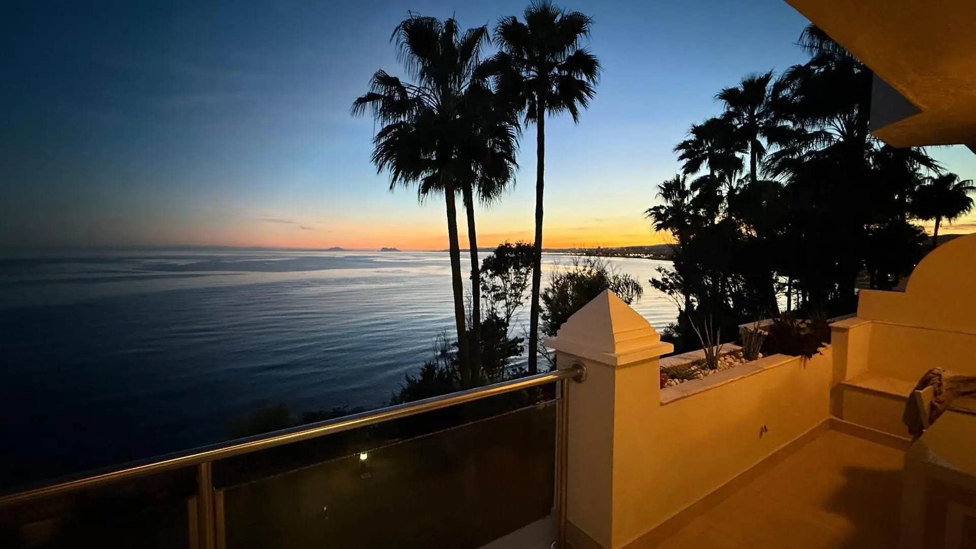 Estepona Beach Front Apartment With Stunning Sea Views Espagne